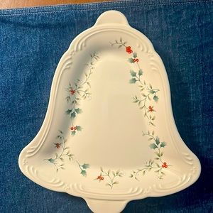 Pfaltzgraff Bell vegetable Plate  winterberry